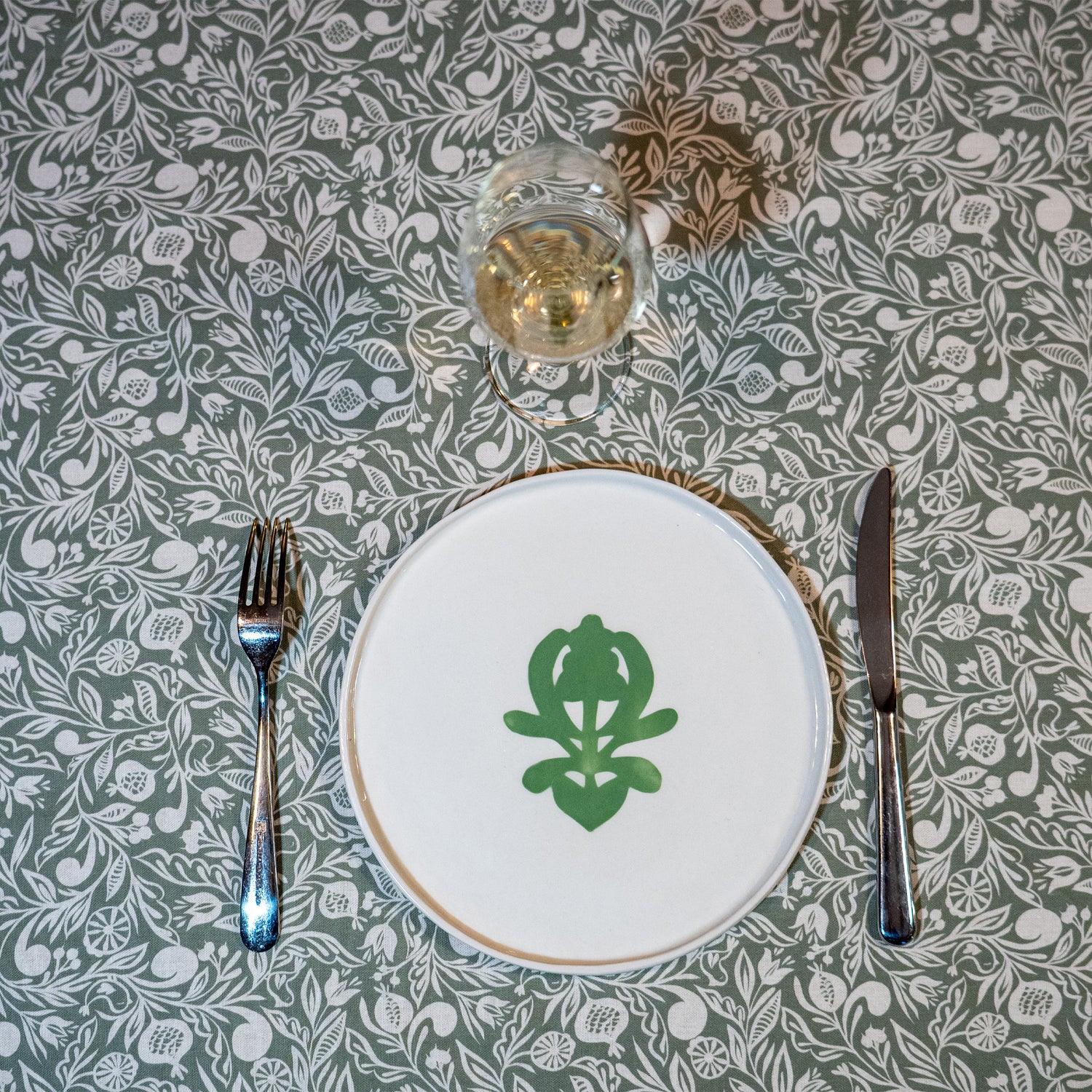 Nappe verte et blanche, fabriquée en France, en coton et lin certifié Oeko Tex, motif floral polychrome Alsace, assiette porcelaine artisanale blanche et verte