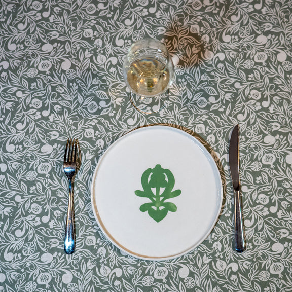 Nappe verte et blanche, fabriquée en France, en coton et lin certifié Oeko Tex, motif floral polychrome Alsace, assiette porcelaine artisanale blanche et verte