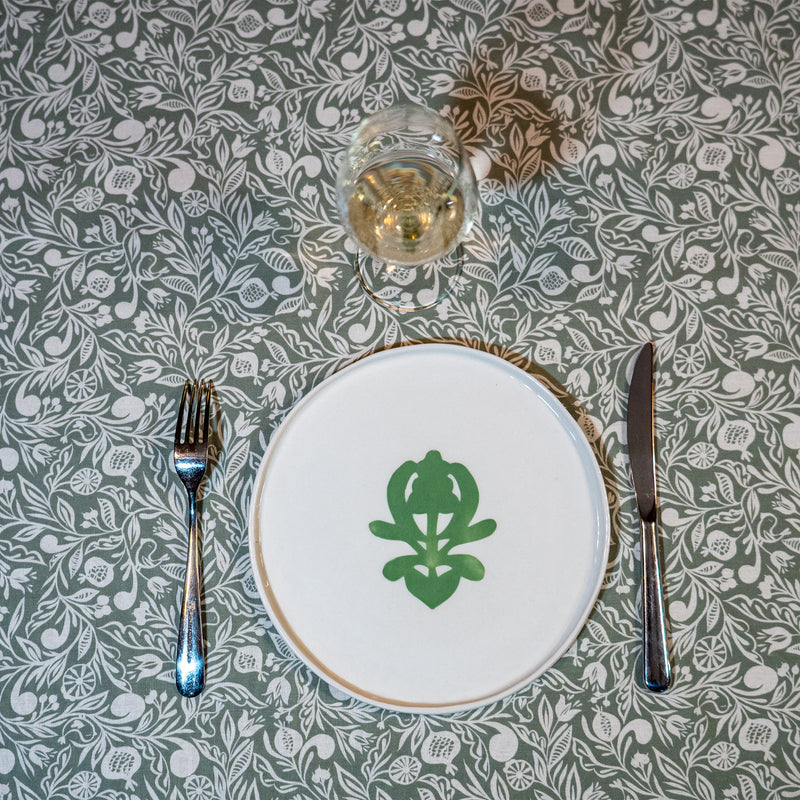 Nappe verte et blanche, fabriquée en France, en coton et lin certifié Oeko Tex, motif floral polychrome Alsace, assiette porcelaine artisanale blanche et verte