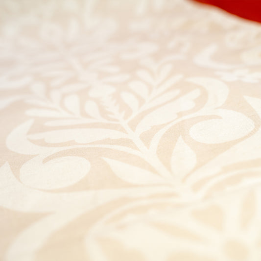 Nappe beige et blanche, fabriquée en France, en coton et lin certifié Oeko Tex, motif floral arbre de vie alsacien