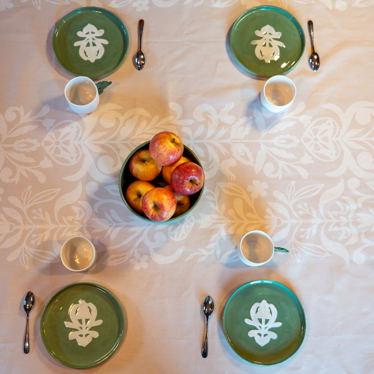 Nappe beige et blanche, fabriquée en France, en coton et lin certifié Oeko Tex, motif floral arbre de vie alsacien, assiettes en porcelaine, tasses, artisanat français