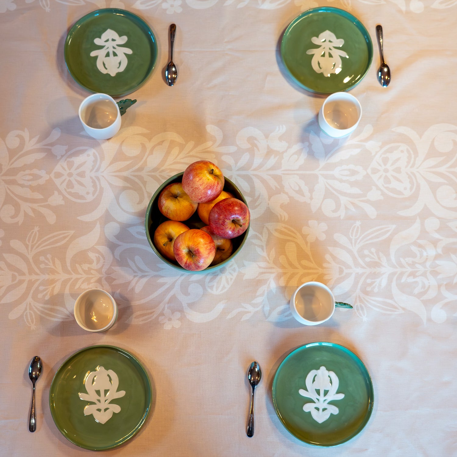 Nappe beige et blanche, fabriquée en France, en coton et lin certifié Oeko Tex, motif floral arbre de vie alsacien, assiettes en porcelaine, tasses, artisanat français