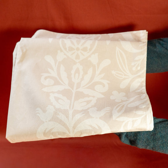Nappe beige et blanche, fabriquée en France, en coton et lin certifié Oeko Tex, motif floral arbre de vie alsacien