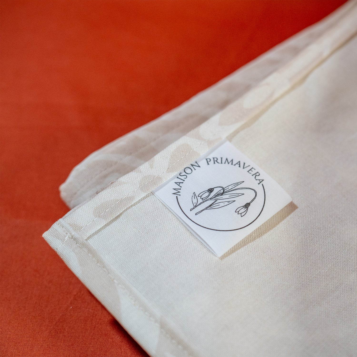 Etiquette nappe beige et blanche, fabriquée en France, en coton et lin certifié Oeko Tex, motif floral arbre de vie alsacien