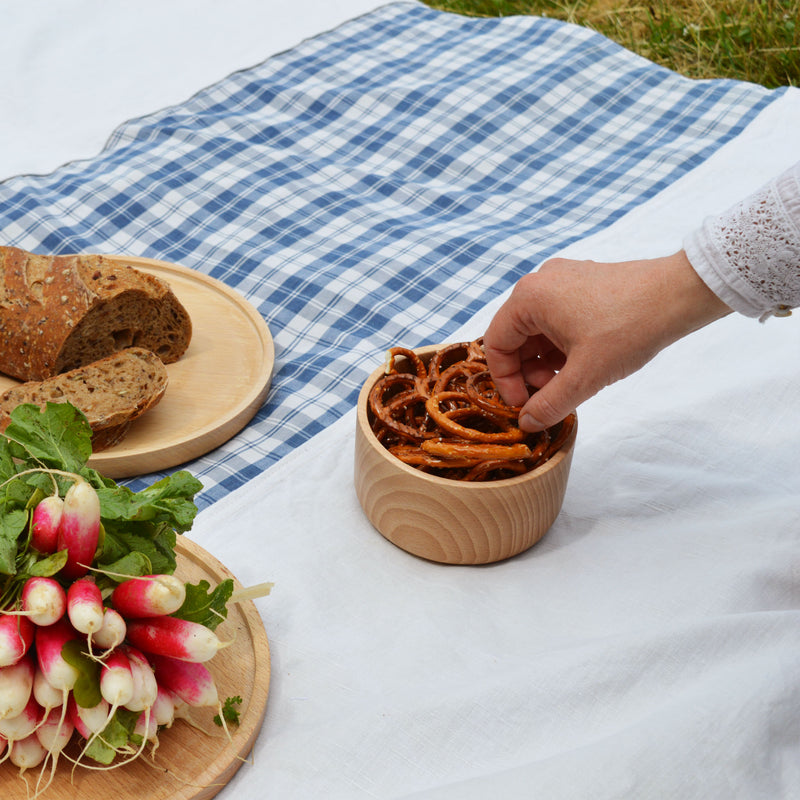 Nappe en kelsch bleu et en lin fabriquée en France, vaisselle en bois, pique-nique.