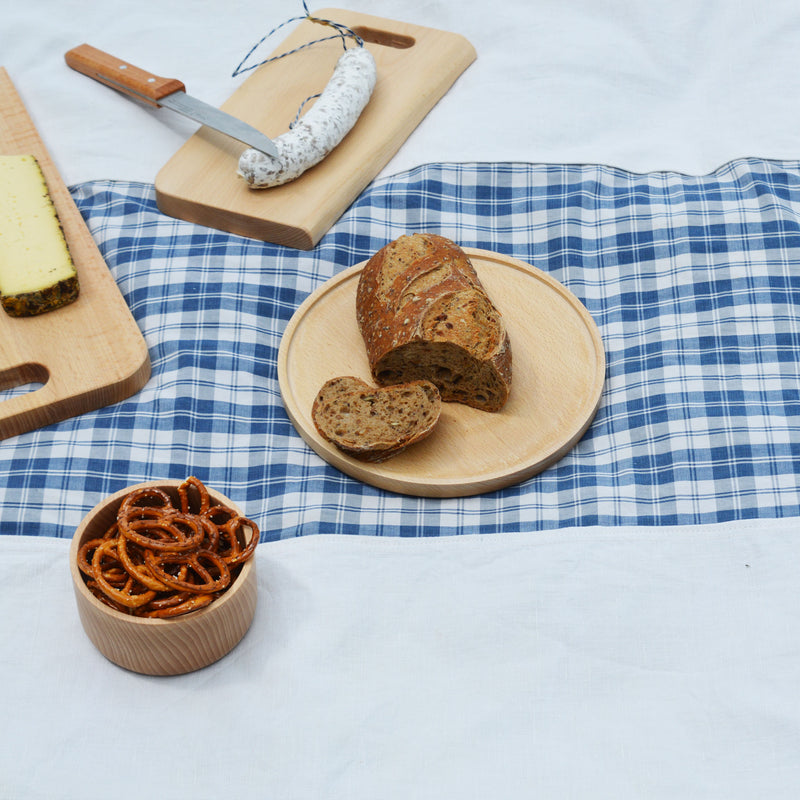 Nappe en kelsch bleu et en lin fabriquée en France, vaisselle en bois, pique-nique.