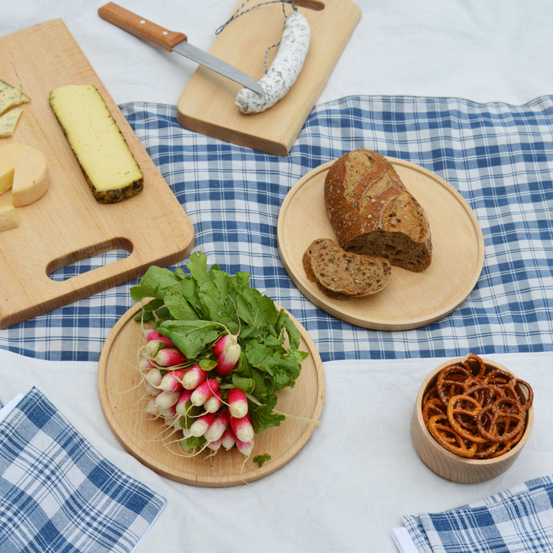 Nappe en kelsch bleu et en lin fabriquée en France, vaisselle en bois, pique-nique.
