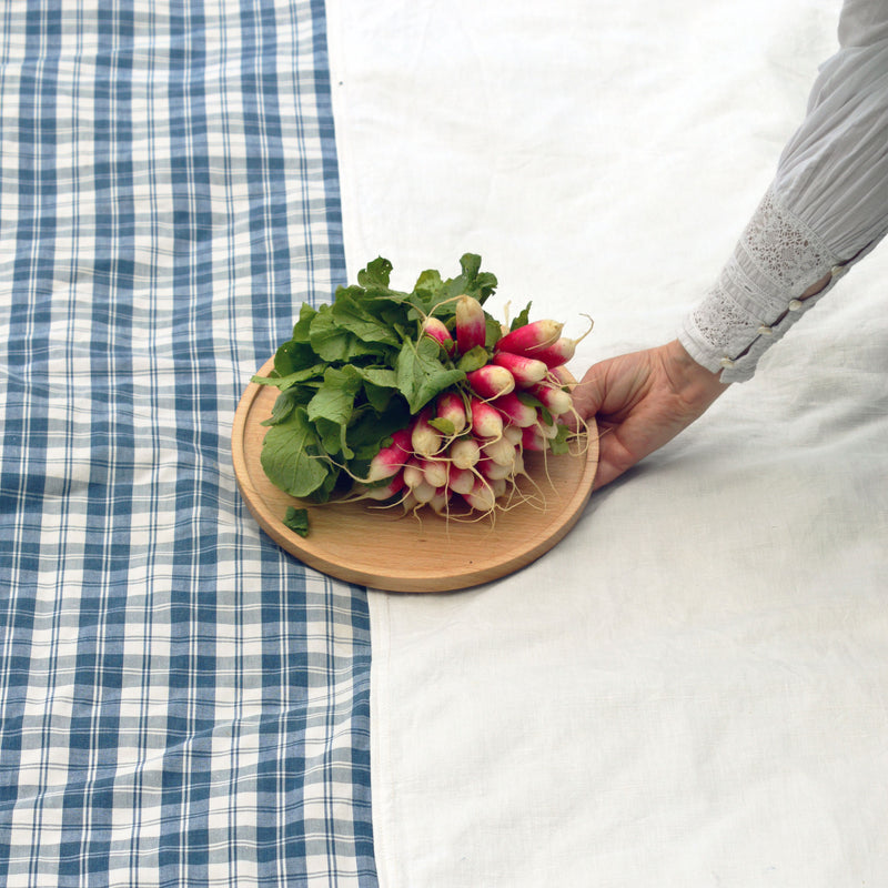 Nappe en kelsch bleu et en lin fabriquée en France, vaisselle en bois, pique-nique.