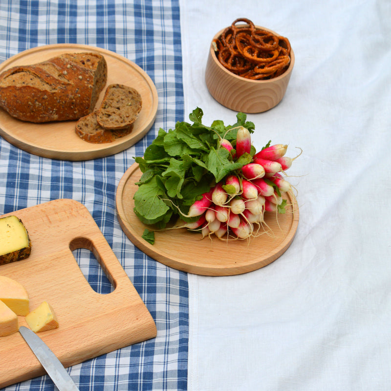 Nappe en kelsch bleu et en lin fabriquée en France, vaisselle en bois, pique-nique.