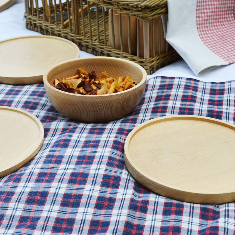 Nappe en kelsch bleu et rouge, et en lin anciens, fabriquée en France en Alsace. Vaisselle en bois, panier en osier, artisanat, pique-nique