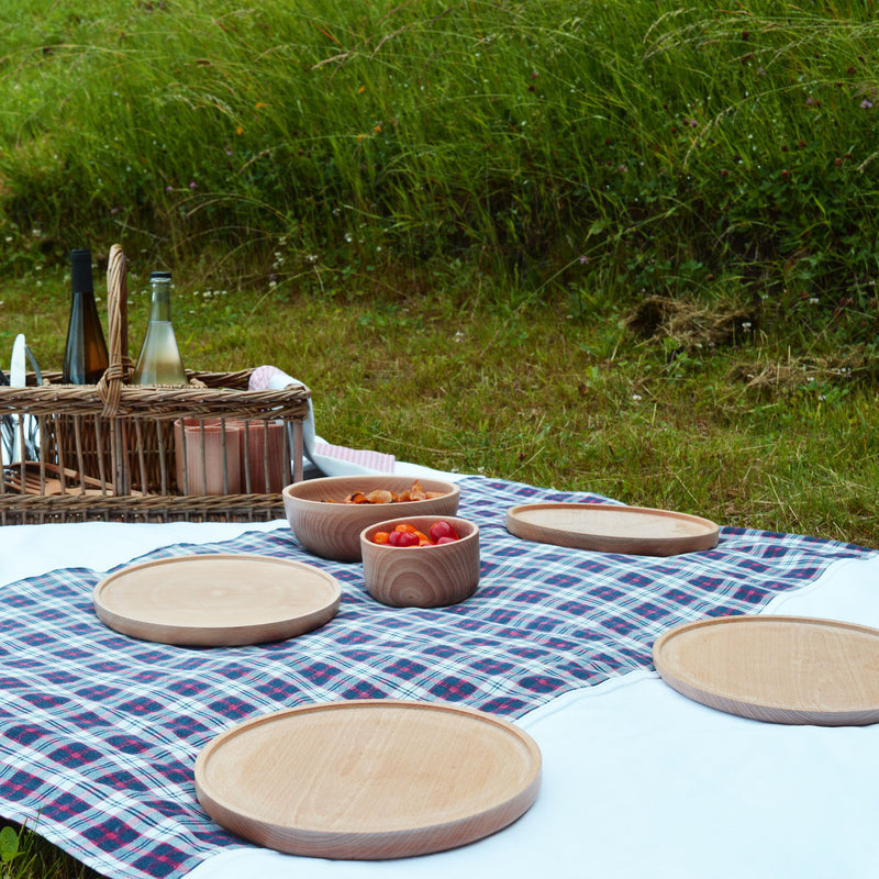 Nappe en kelsch bleu et rouge, et en lin anciens, fabriquée en France en Alsace. Vaisselle en bois, panier en osier, artisanal, pique-nique