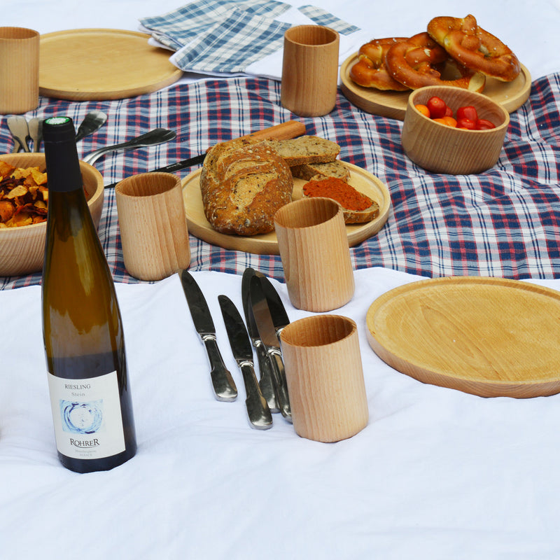 Nappe en kelsch bleu et rouge, et en lin anciens, fabriquée en France en Alsace. Vaisselle en bois, artisanat, pique-nique