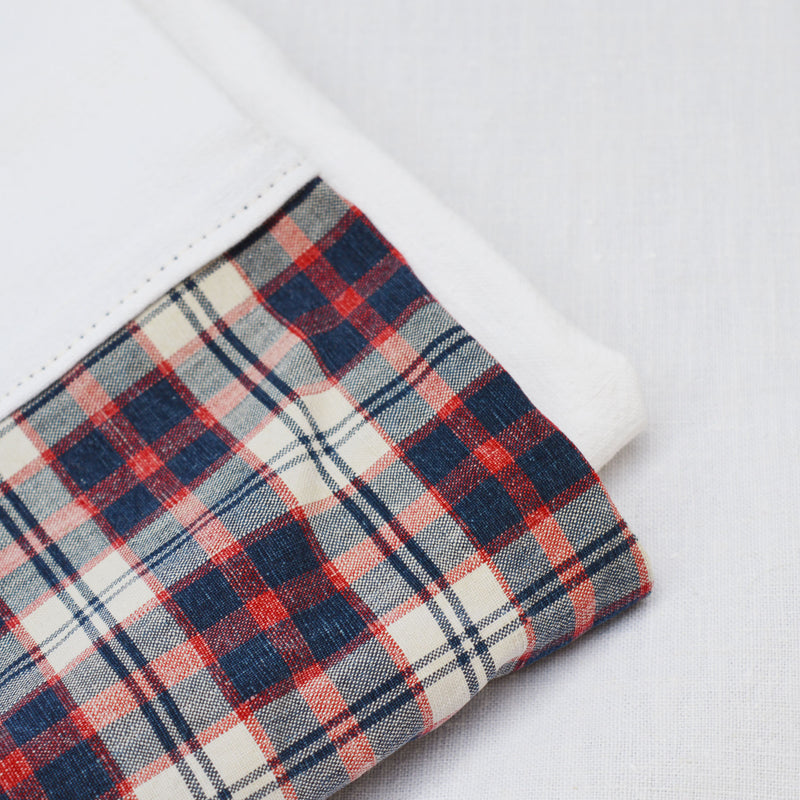 Nappe en kelsch bleu et rouge, et en lin anciens, fabriquée en France en Alsace. 