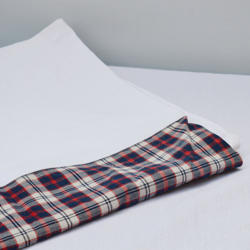 Nappe en kelsch bleu et rouge, et en lin anciens, fabriquée en France en Alsace.