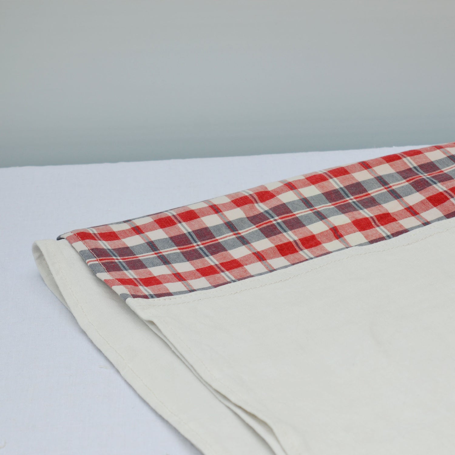 Nappe en kelsch rouge et bleu, et en lin, fabriquée en France en Alsace. 