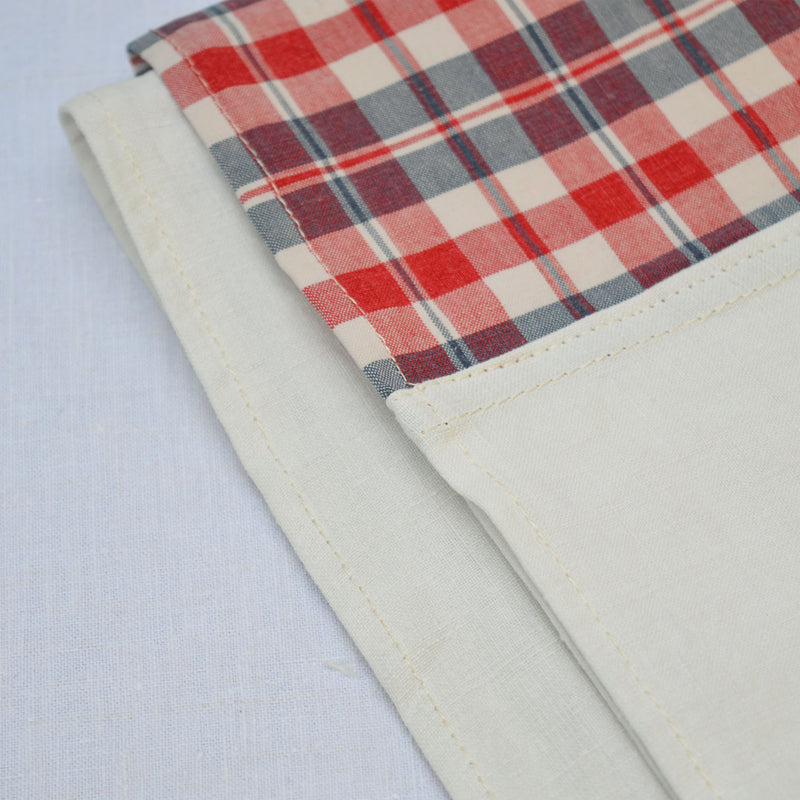 Nappe en kelsch rouge et bleu, et en lin, fabriquée en France en Alsace. 