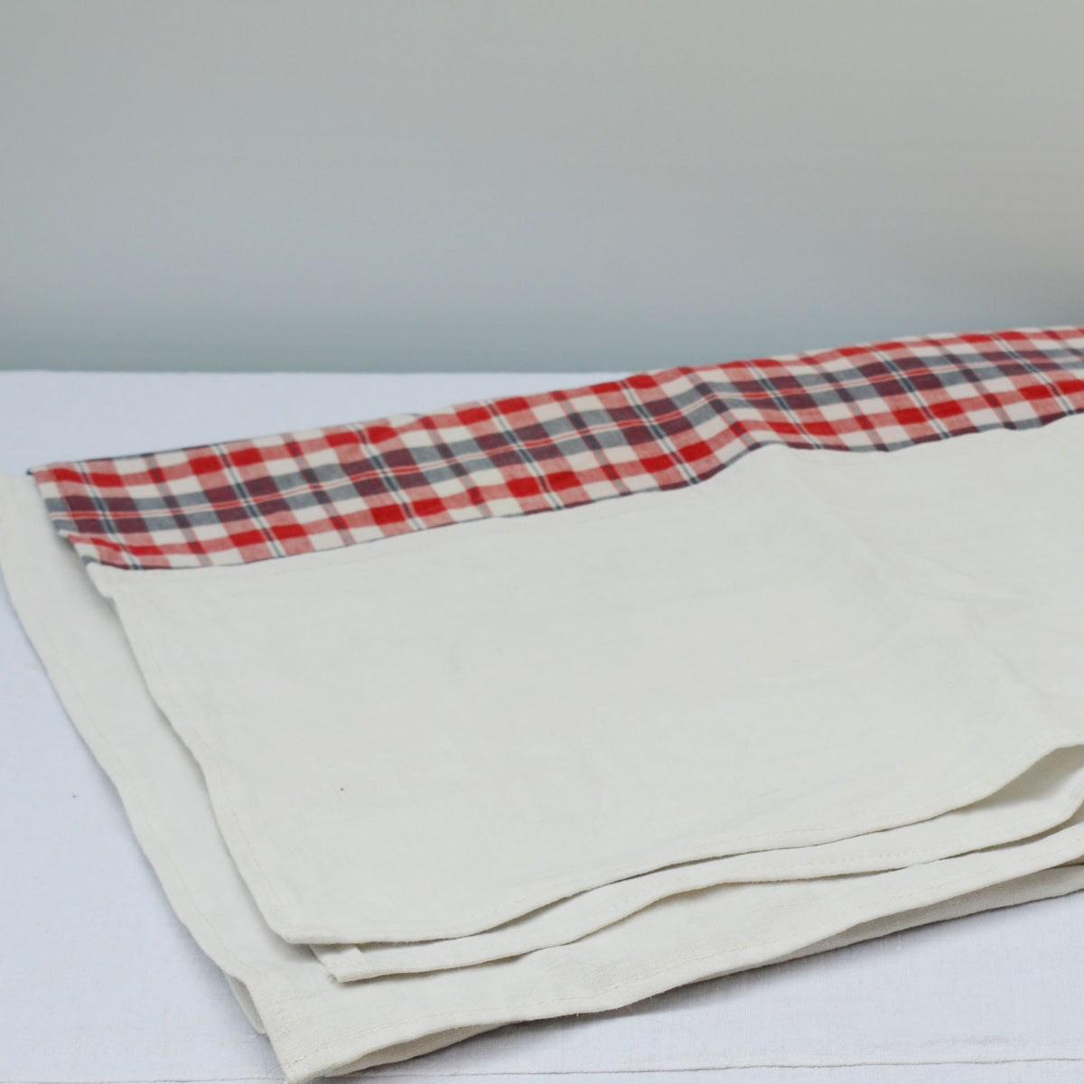 Nappe en kelsch rouge et bleu, et en lin, fabriquée en France en Alsace. 