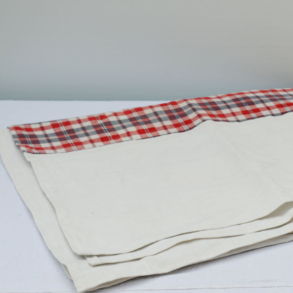 Nappe en kelsch rouge et bleu, et en lin, fabriquée en France en Alsace. 