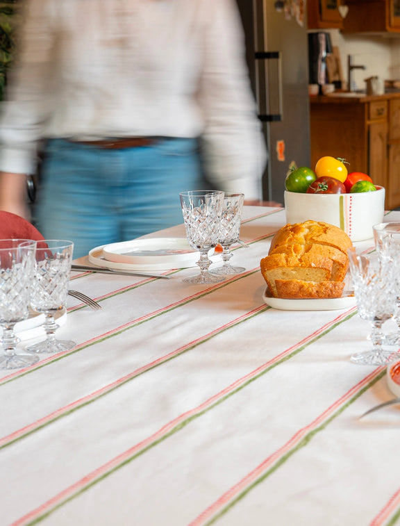 Table dressée avec nappe en coton et lin fabriquée en France à rayures colorées avec de la vaisselle en porcelaine