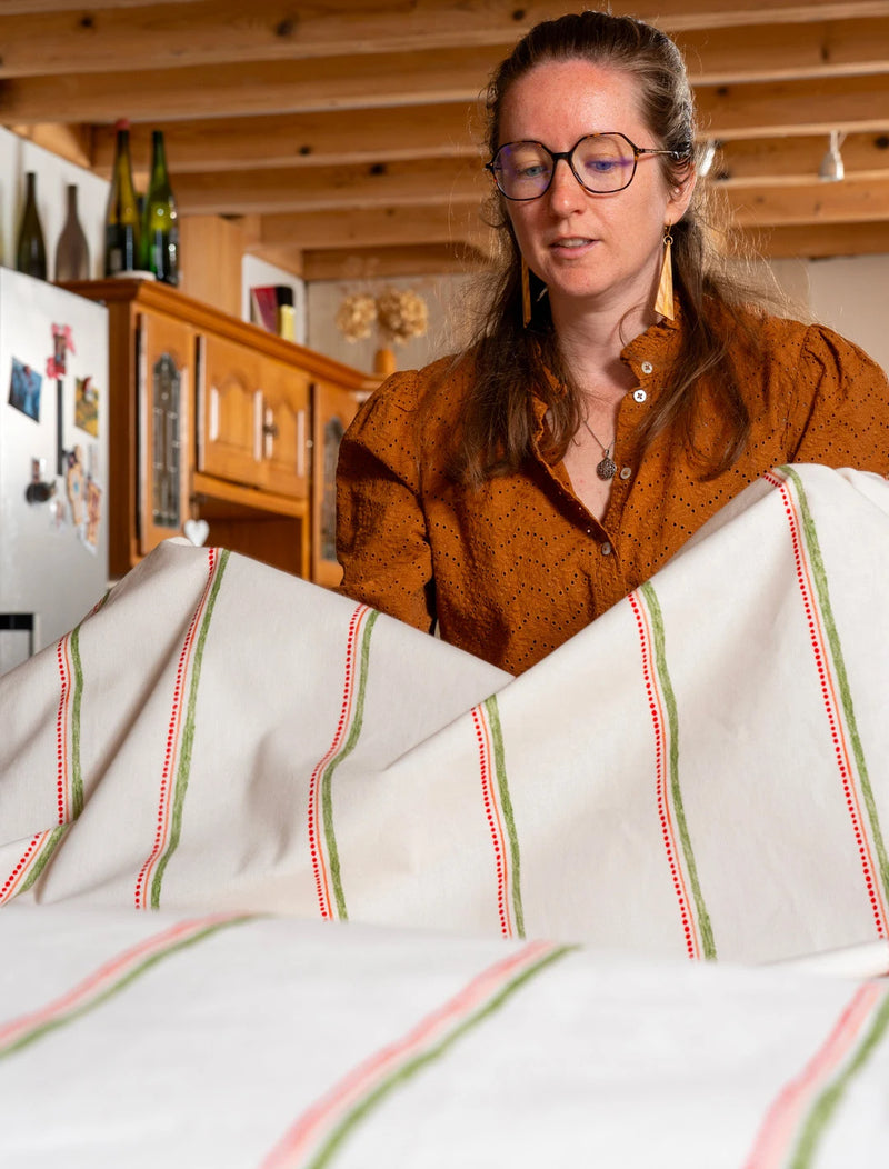 Nappe en coton et lin fabriquée en France à rayures colorées, dressée sur une table