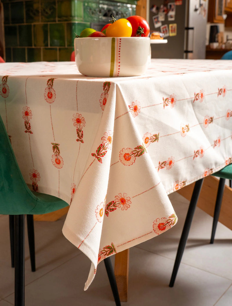 Nappe fabriquée en France avec un motif de rayures et de fleurs des champs