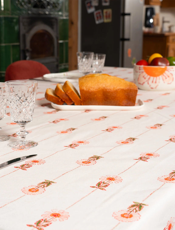 Nappe fabriquée en France avec un motif de rayures et de fleurs des champs