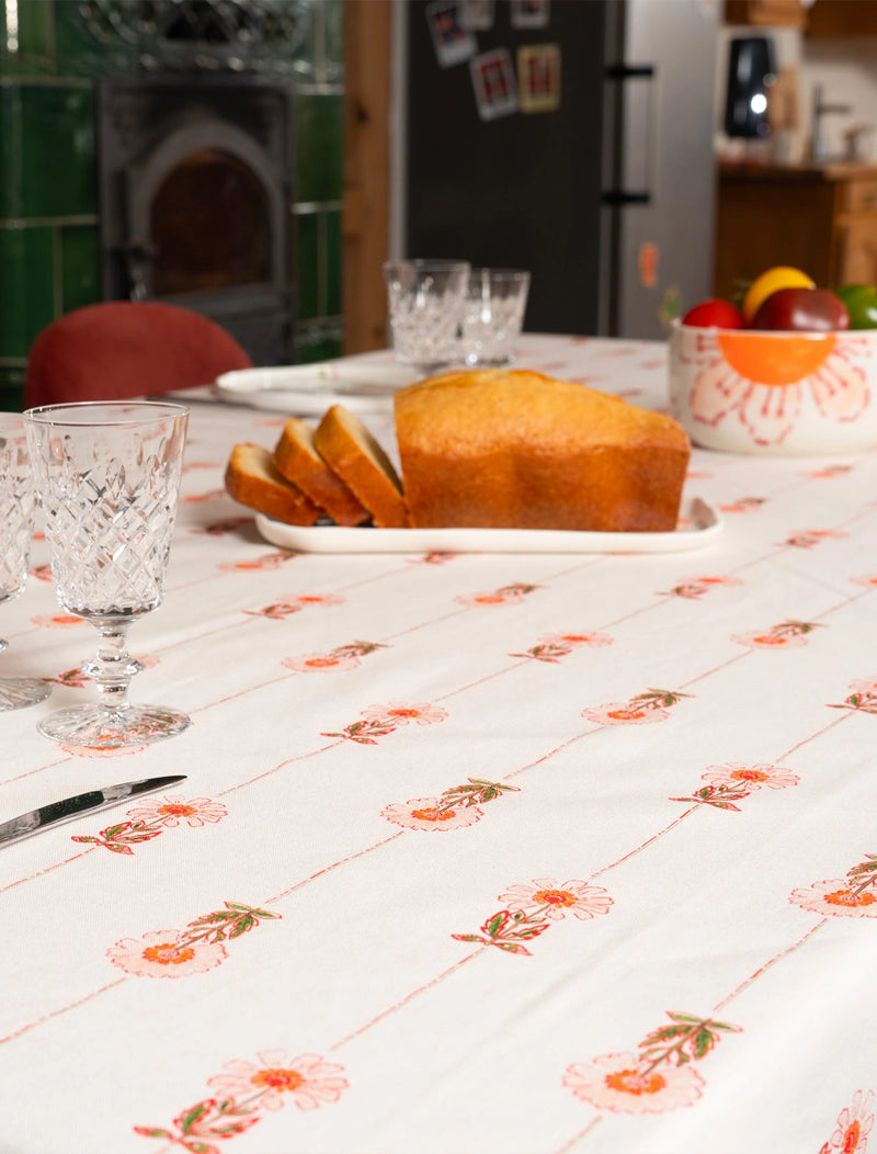 Nappe fabriquée en France avec un motif de rayures et de fleurs des champs