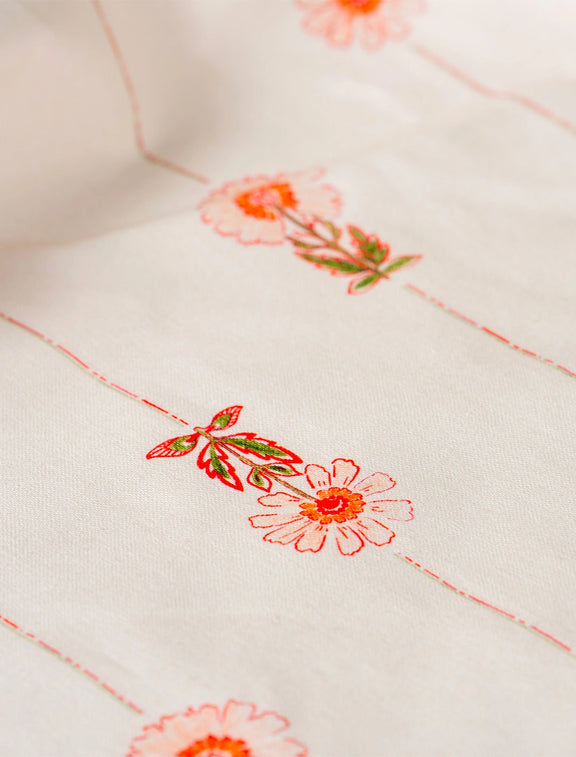 Détail d'un motif de fleurs des champs imprimé sur un tissu coton et lin
