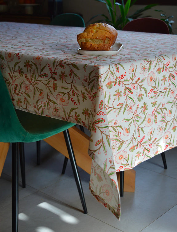 Nappe fabriquée en France avec un motif de fleurs des champs colorées inspiré des indiennes