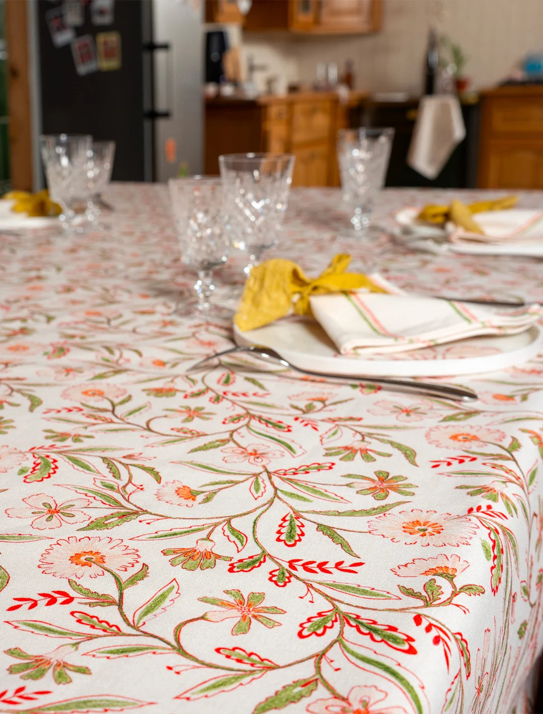 Table dressée avec nappe en coton et lin fabriquée en France au motif de fleurs des champs
