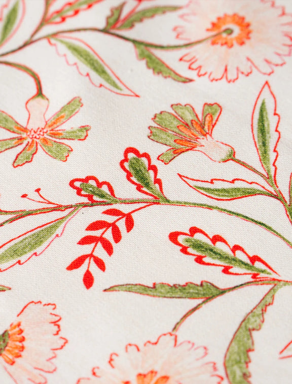 Motif floral vert, rouge, orange et rose inspiré des indiennes, imprimé sur un tissu en coton et lin