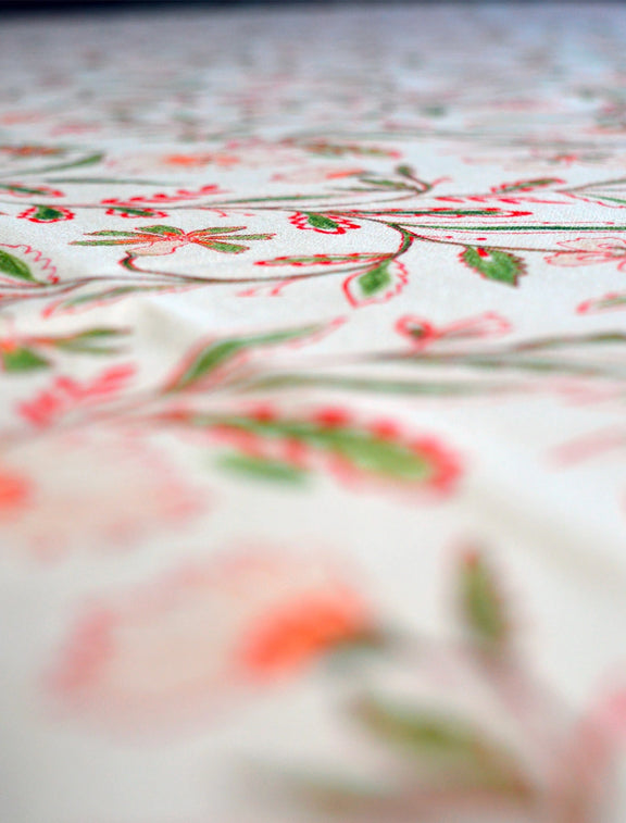 Zoom sur le motif floral coloré d'une nappe en coton et lin