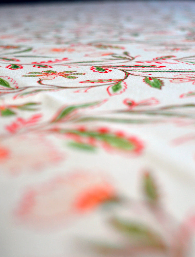 Zoom sur le motif floral coloré d'une nappe en coton et lin