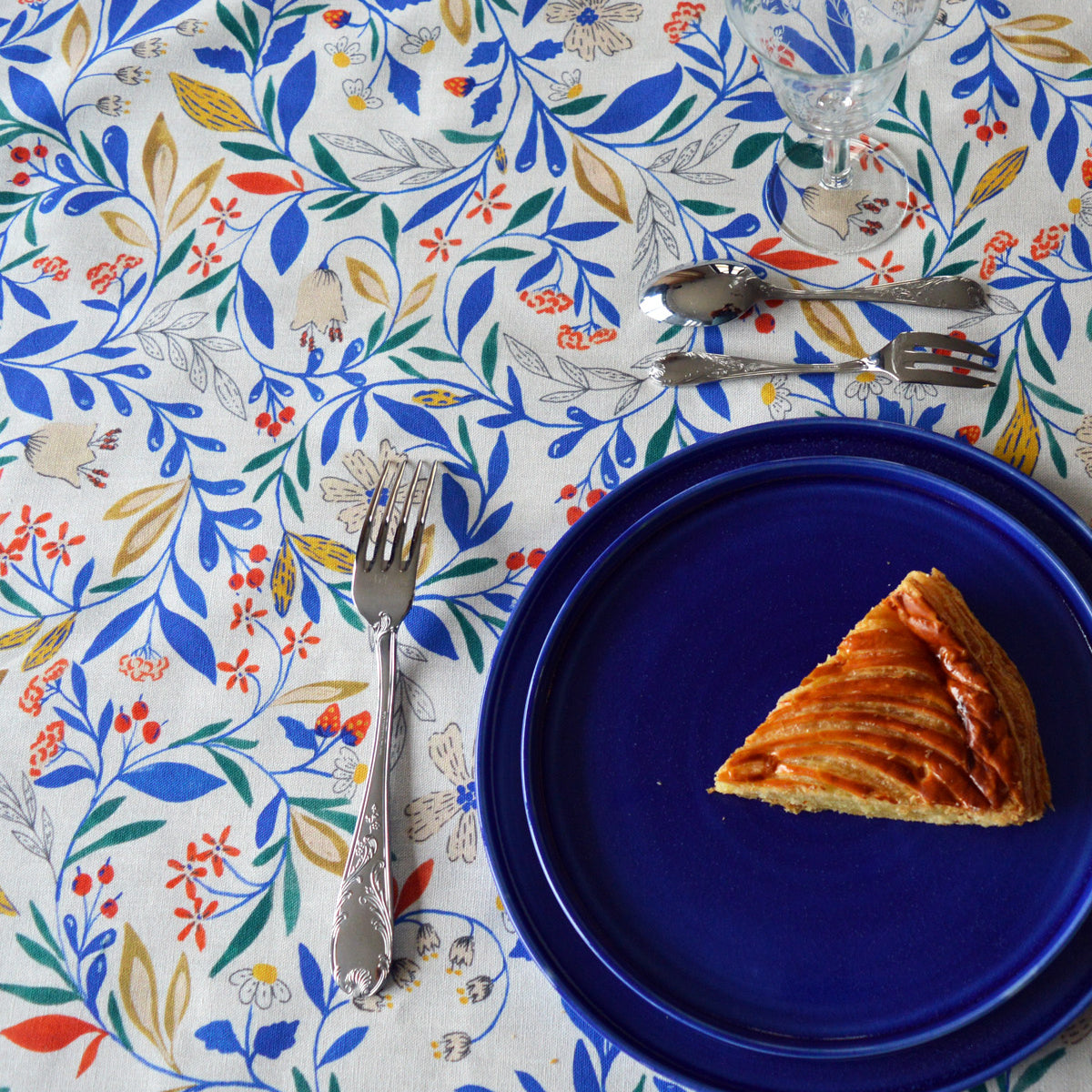 Nappe à motif Primavera tissée et fabriquée en France avec céramique artisanale française