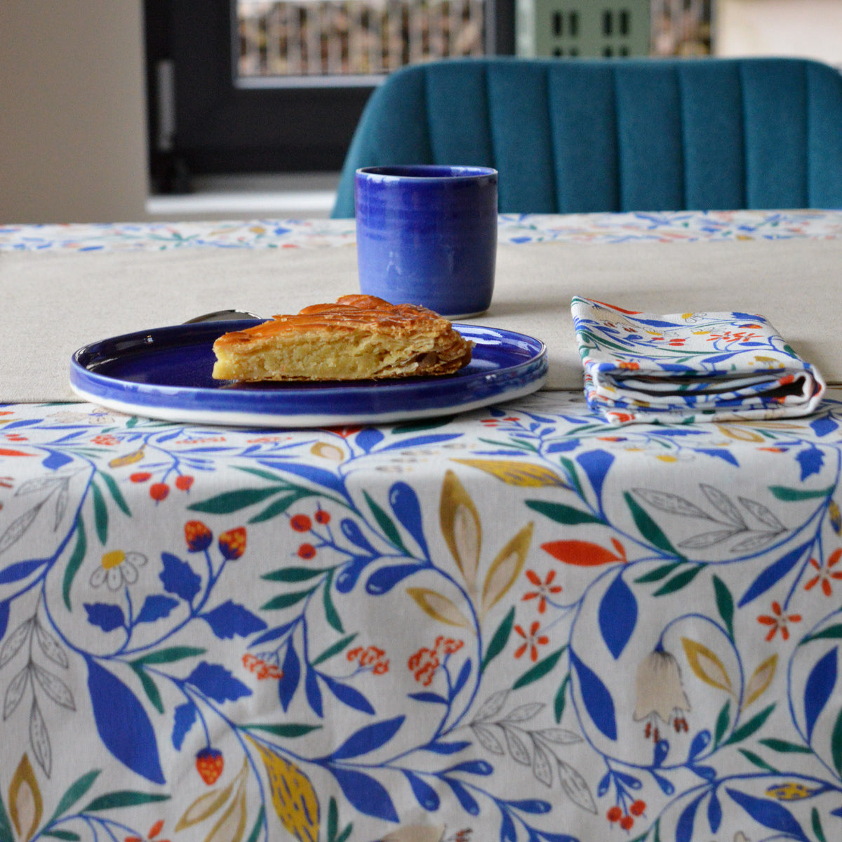Nappe à motif Primavera tissée et fabriquée en France avec céramique artisanale française