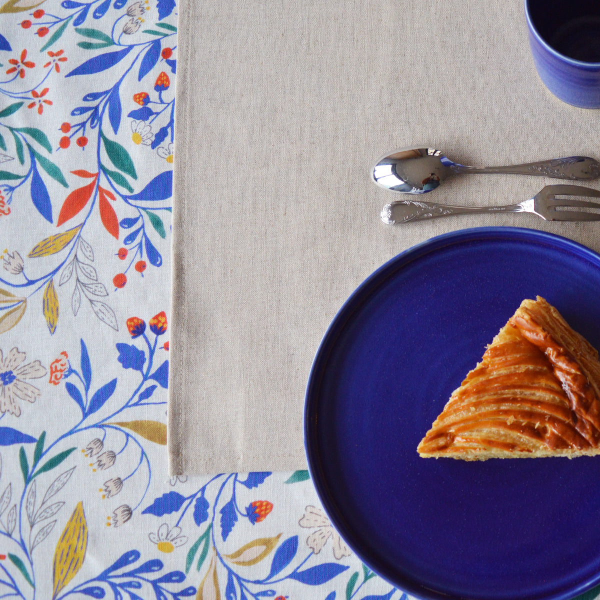 Nappe à motif Primavera tissée et fabriquée en France avec céramique artisanale française