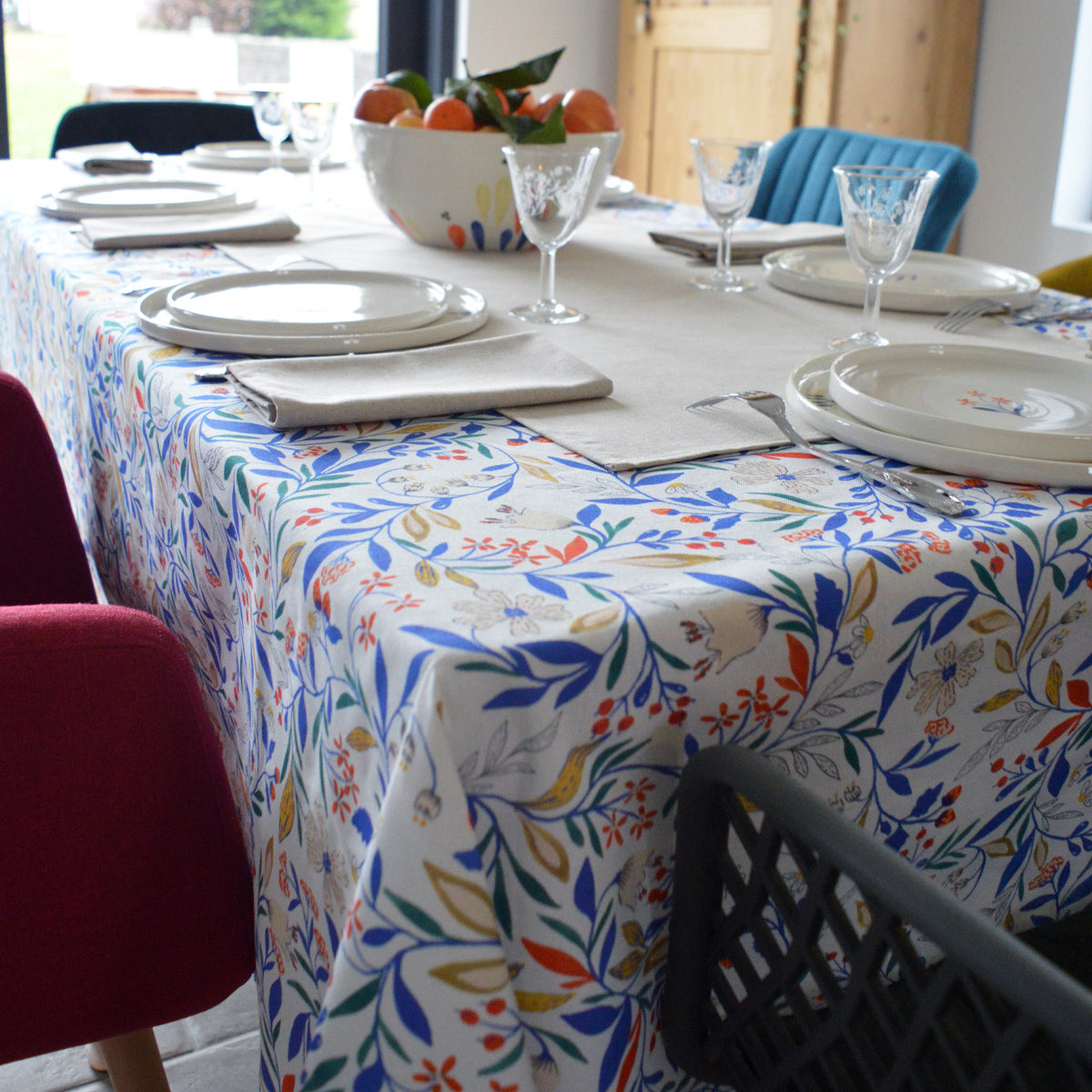 Nappe à motif Primavera tissée et fabriquée en France avec céramique artisanale française