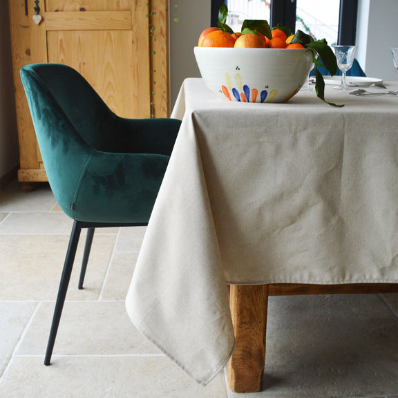 Nappe beige naturelle tissée et fabriquée en France, table dressée céramique artisanale