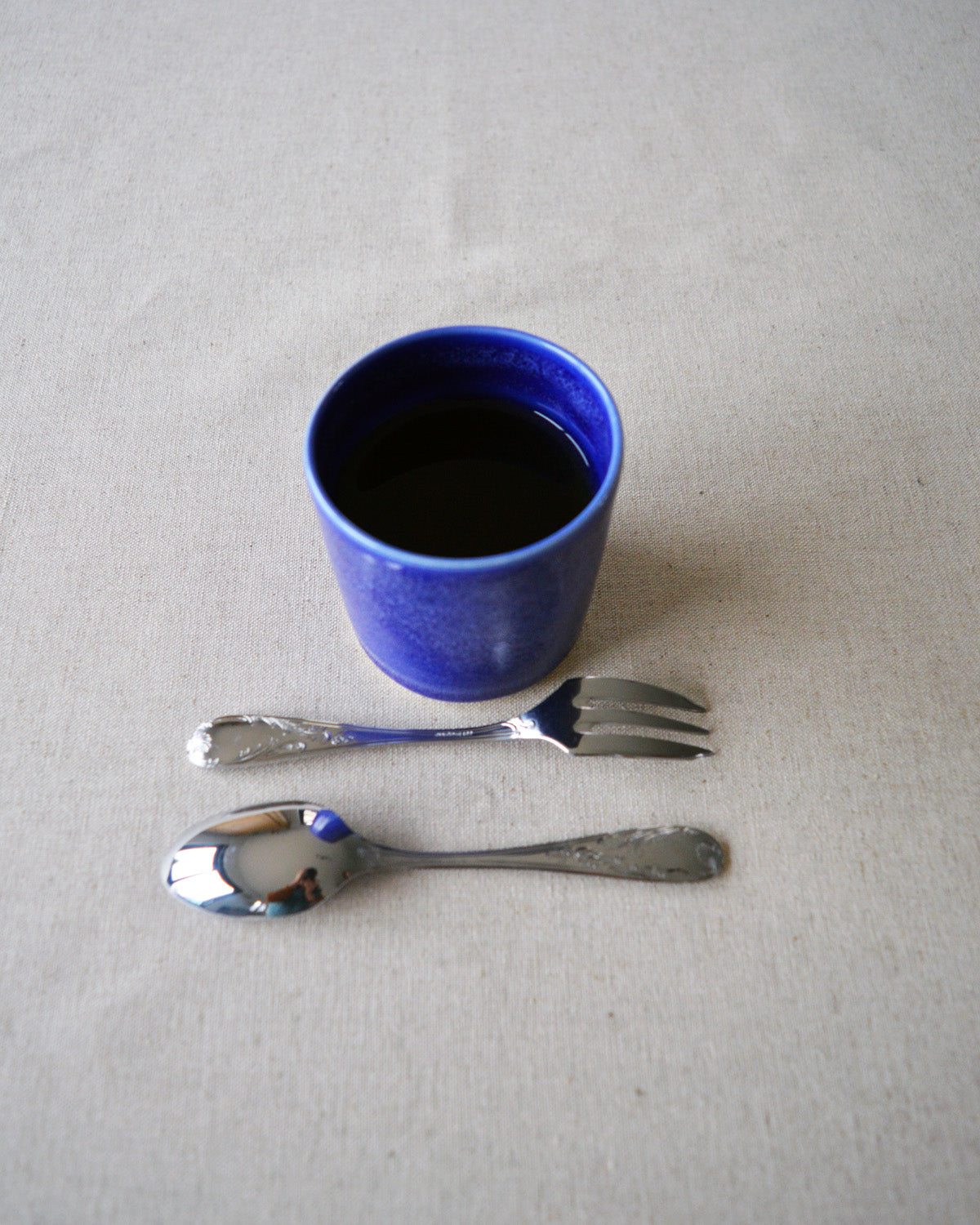 Nappe beige naturelle tissée et fabriquée en France, tasse à café porcelaine artisanale