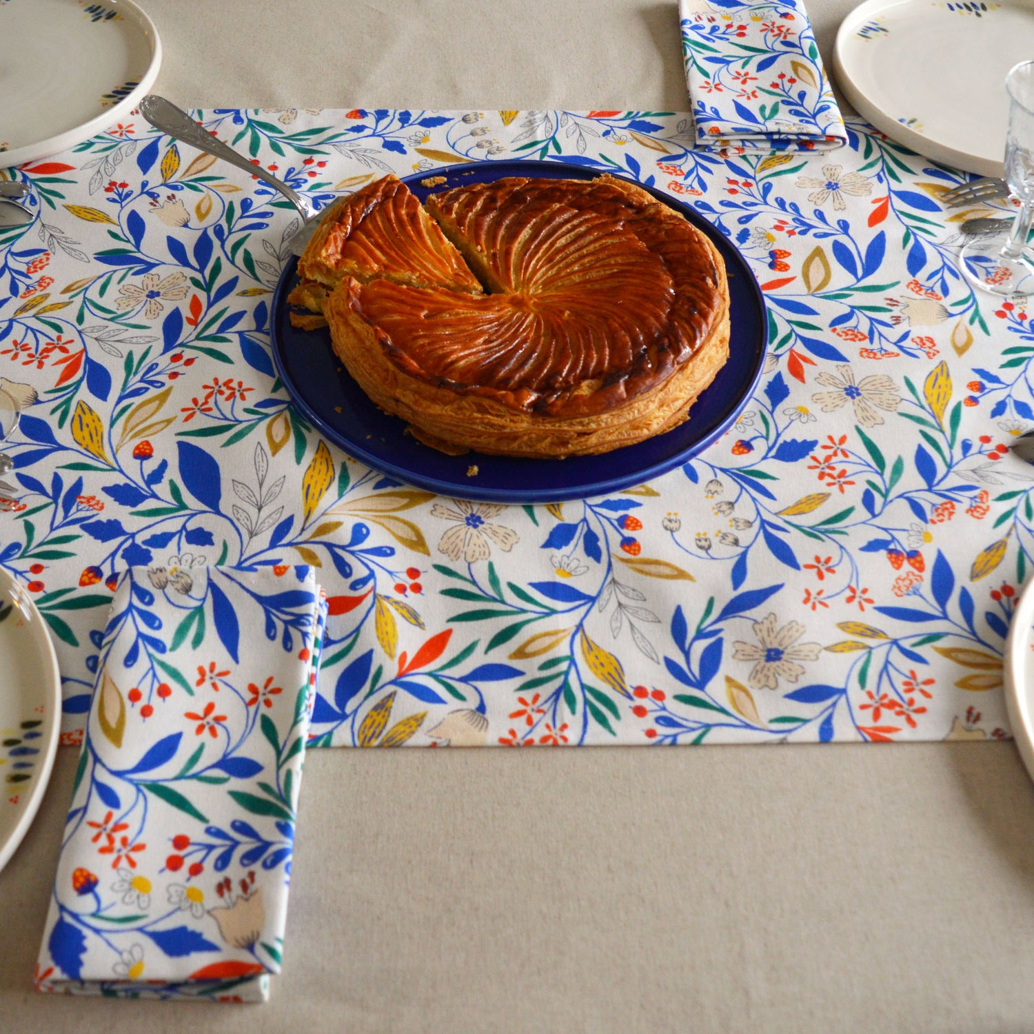 Nappe beige naturelle tissée et fabriquée en France, chemin de table à motif, table dressée céramique artisanale