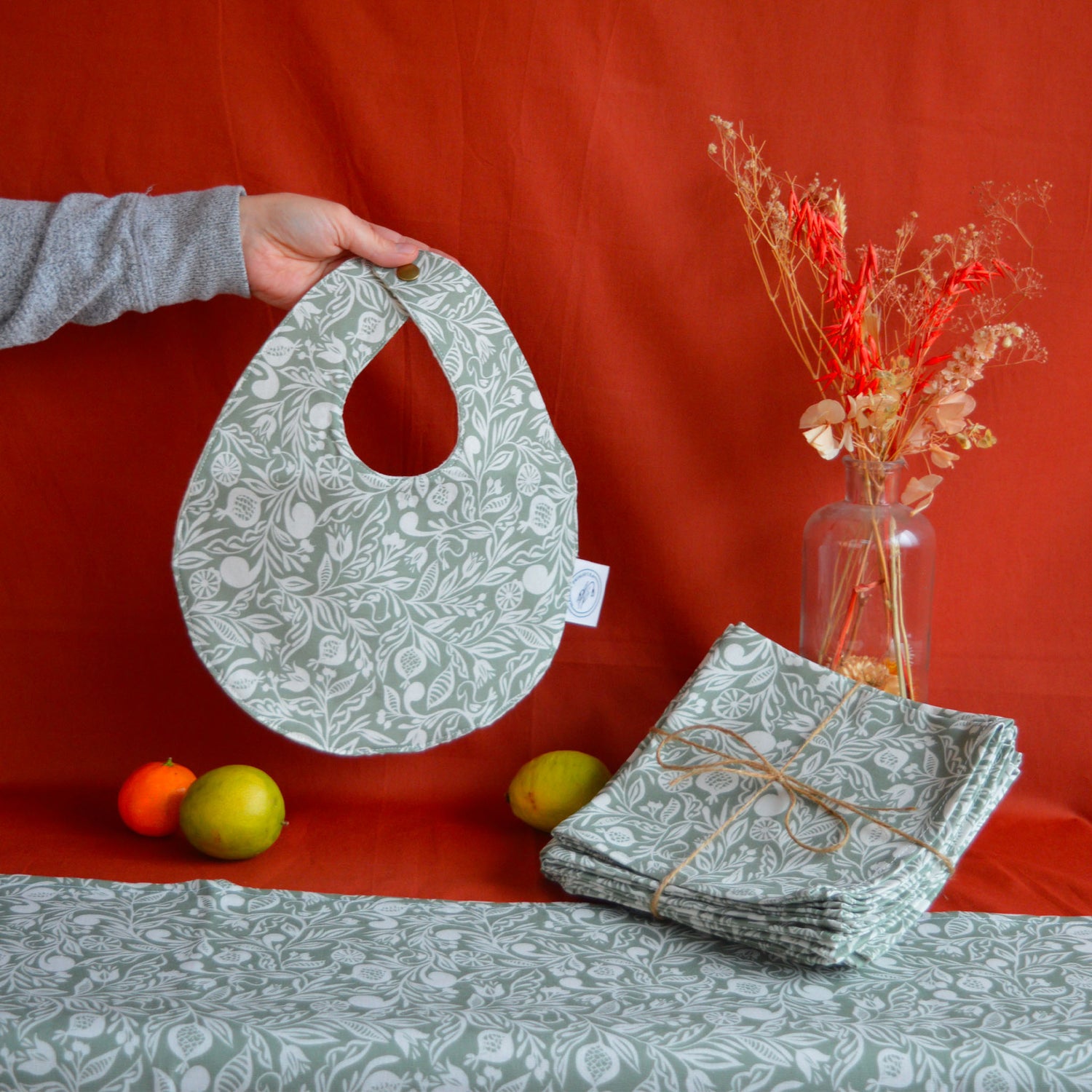 Lot d'un bavoir, de 6 serviettes de table et d'un chemin de table, fabriqués en France, motif floral, vert et blanc