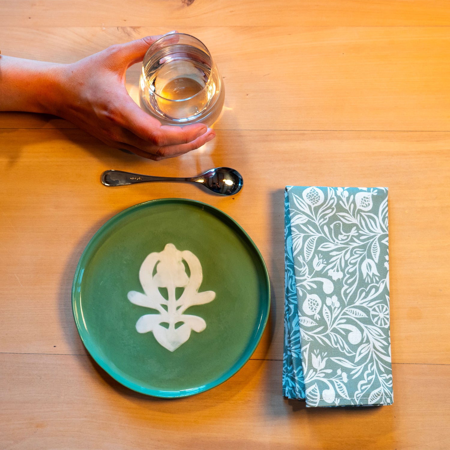 Assiette et serviette fabriquées en France, motif alsacien