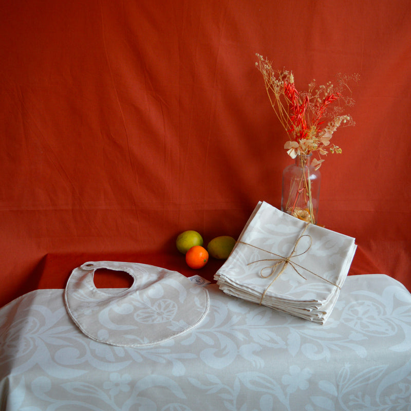 Lot d'un bavoir, de 6 serviettes de table et d'un chemin de table, fabriqués en France, motif arbre de vie alsacien, beige et blanc