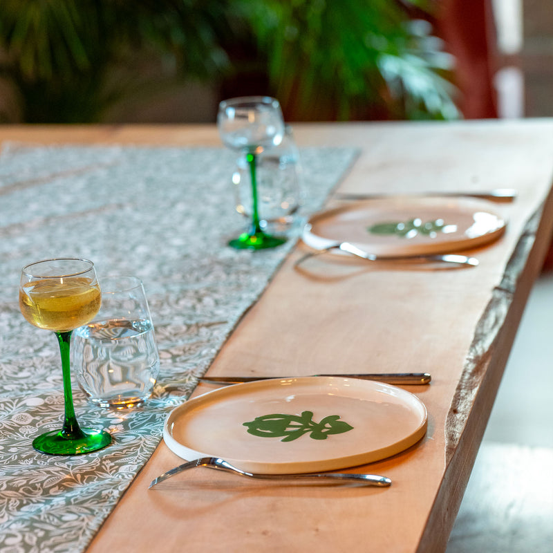 Table dressée avec vaisselle et linge fabriqués en France, motif alsacien