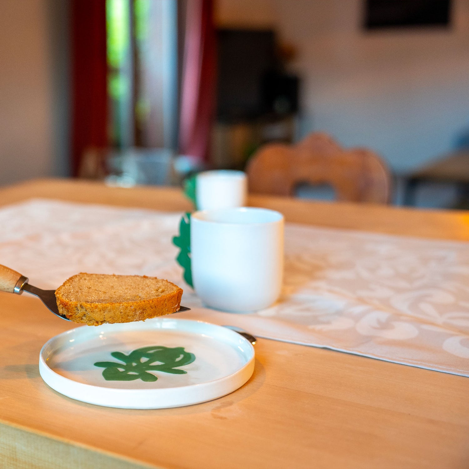 Assiette à dessert et tasses en porcelaine fabriquées en France artisanalement