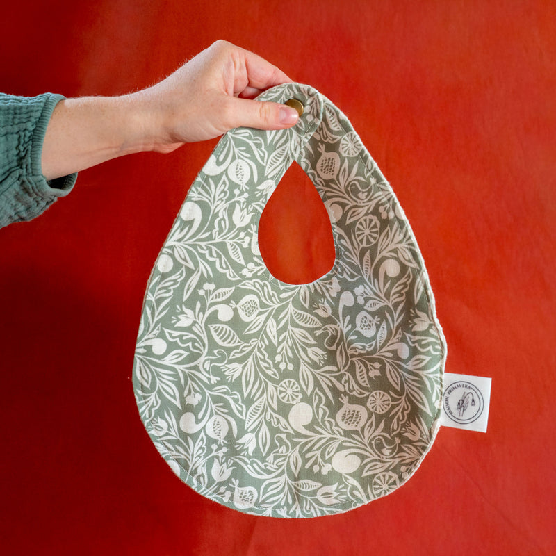 Bavoir en coton et lin motif floral vert et blanc, fabriqué en France