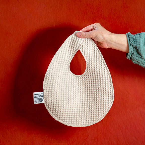 Dos d'un bavoir fabriqué en France, en coton et lin