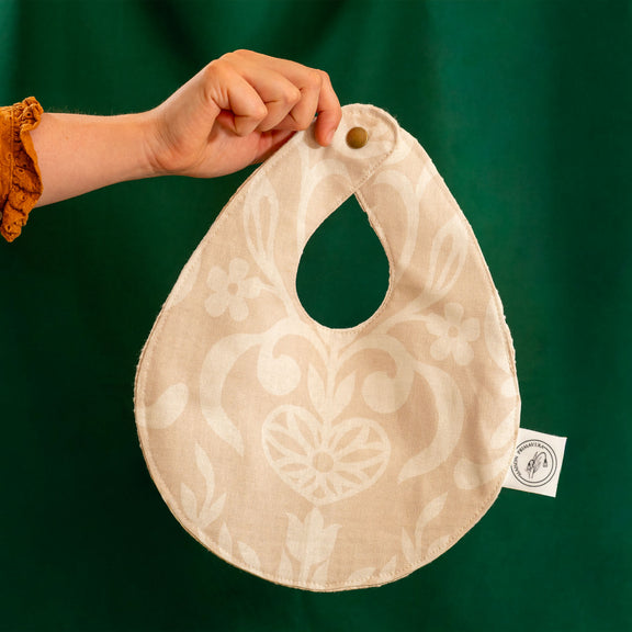 Bavoir en coton et lin motif polychrome alsacien, arbre de vie, fabriqué en France