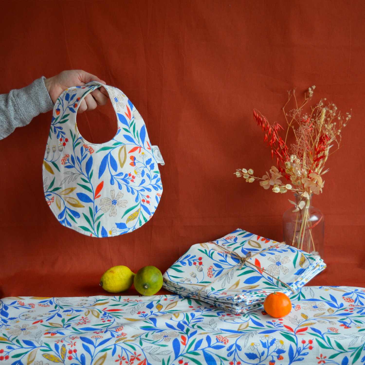 Bavoir, lot de 6 serviettes et chemin de table fabriqués en France, motif floral et coloré