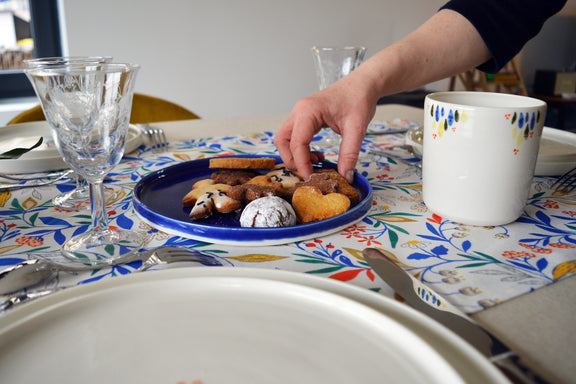 Table dressée avec linge de table et vaisselle fabriqués en France, motif coloré et fleuri